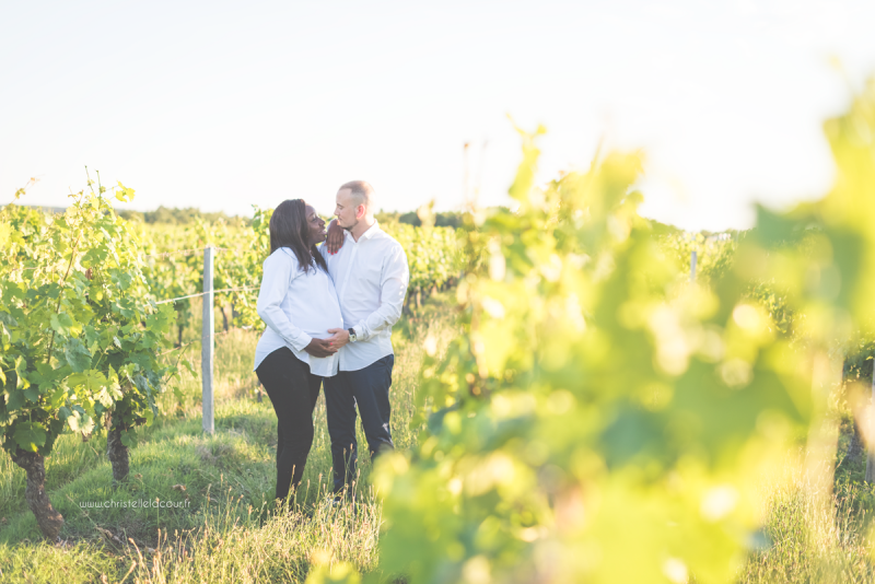 Séance photo de grossesse à Toulouse dans les vignes de Fronton au coucher de soleil