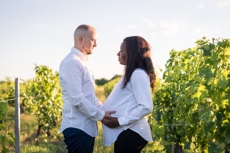 Photographe de grossesse à Toulouse, tendre regard pour ces futurs parents dans les vignes au coucher de soleil