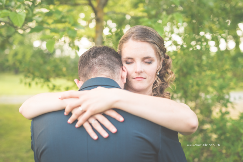 Photo de couple aux Arches de la Jinolié dans le Tarn, mariage fun et coloré