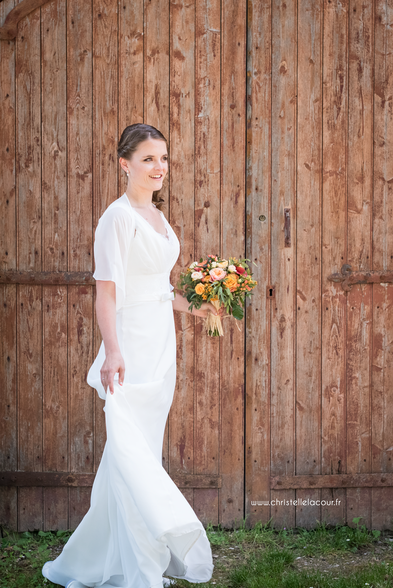 Photographe mariage aux Arches de la Jinolié dans le Tarn, mariage fun et coloré, la mariée au naturel