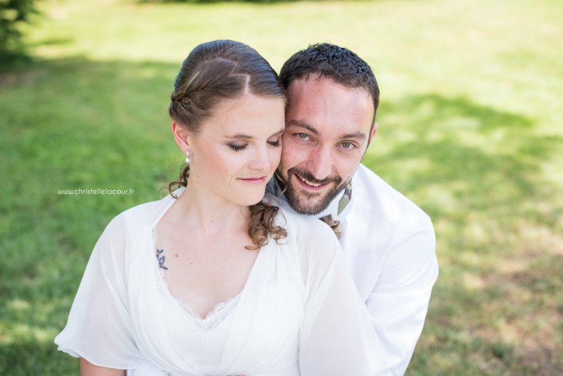 Photo de couple aux Arches de la Jinolié dans le Tarn, mariage fun et coloré