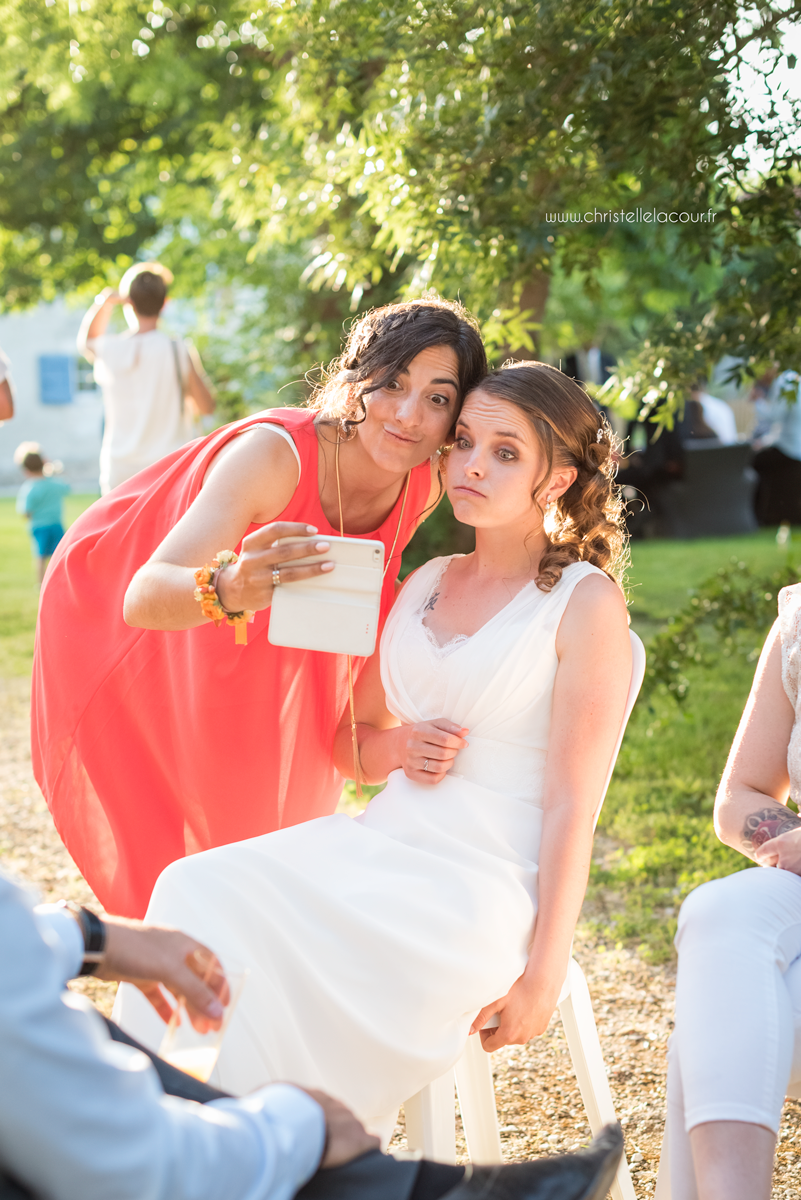 Concours de grimace entre la mariée et sa témoin, mariage fun et coloré aux Arches de la Jinolié dans le Tarn