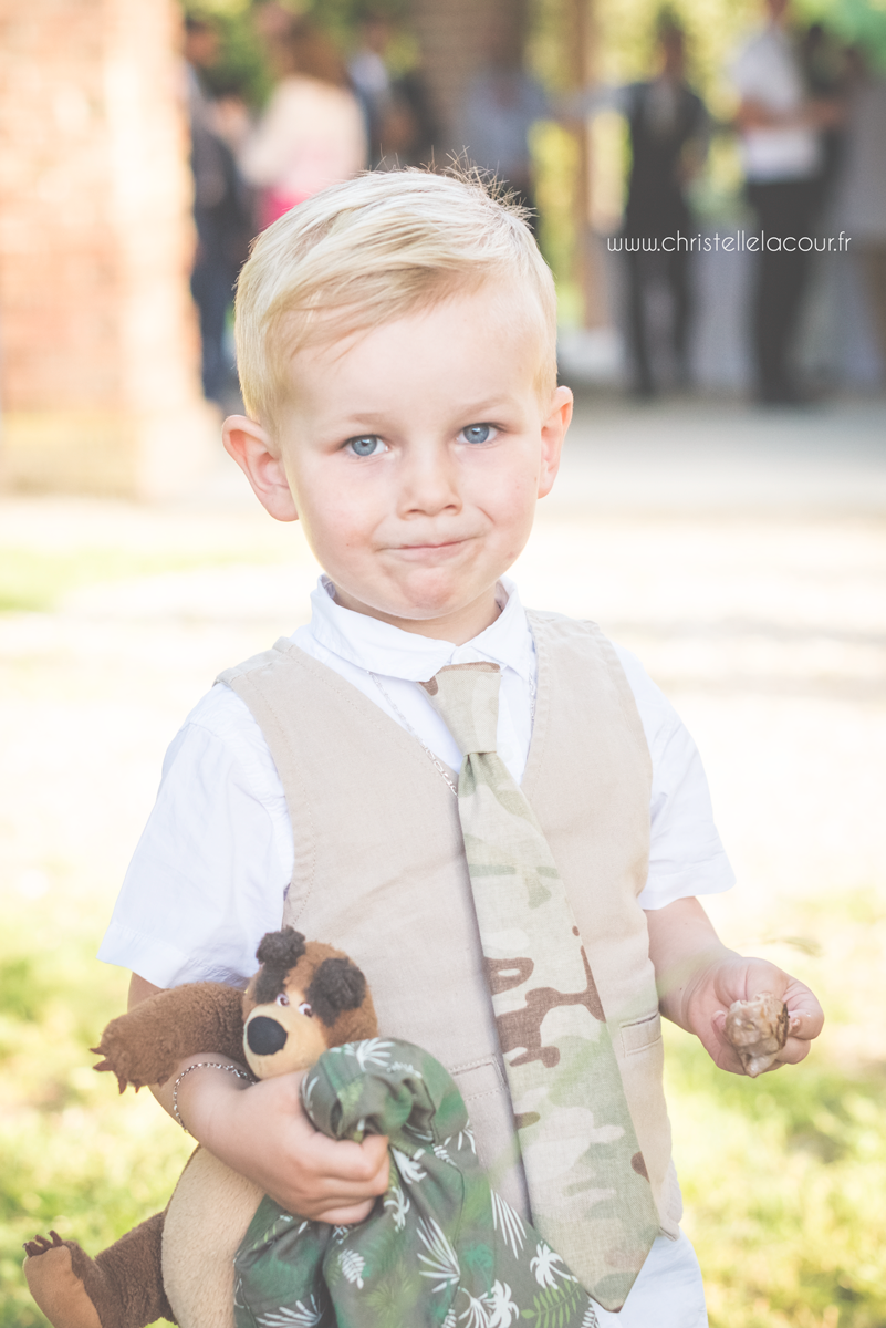Le plus chou des garçons d'honneur, mariage fun et coloré aux Arches de la Jinolié dans le Tarn