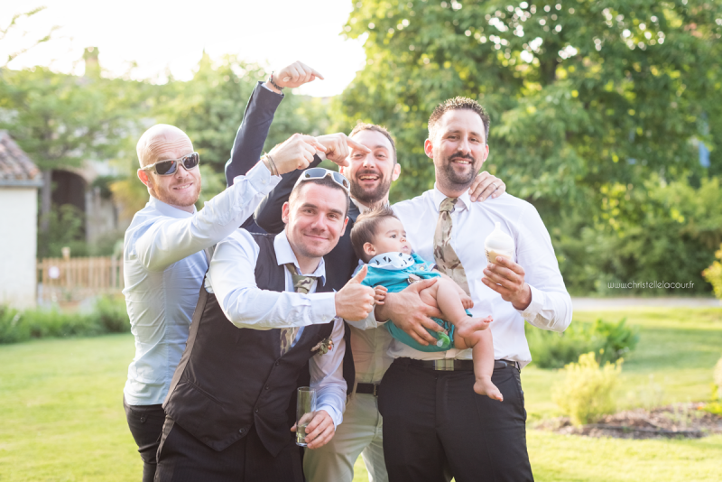 Monsieur ravi que sa compagne ait attrapé le bouquet de la mariée, mariage fun et coloré aux Arches de la Jinolié dans le Tarn