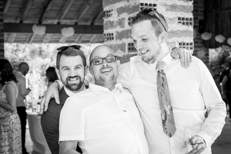 Photo de groupe improvisée entre copains, mariage fun et coloré aux Arches de la Jinolié dans le Tarn