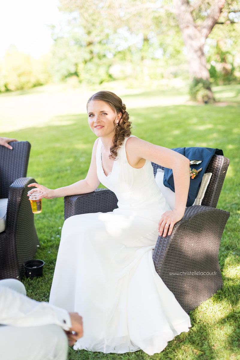 La mariée profite de son vin d'honneur, mariage fun et coloré aux Arches de la Jinolié dans le Tarn