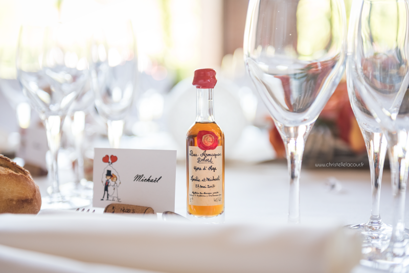 Cadeau des invités, la bouteille d'Armagnac, mariage fun et coloré aux Arches de la Jinolié dans le Tarn