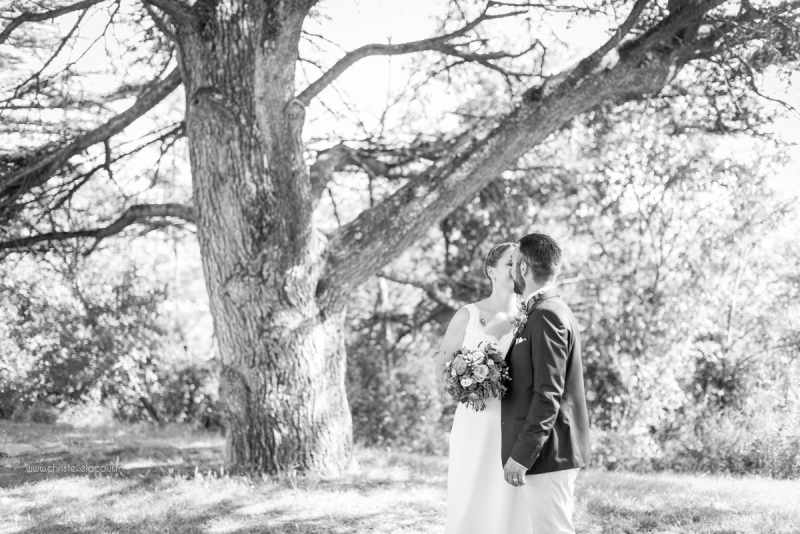 Les mariés à la sortie de la mairie, mariage fun et coloré aux Arches de la Jinolié dans le Tarn