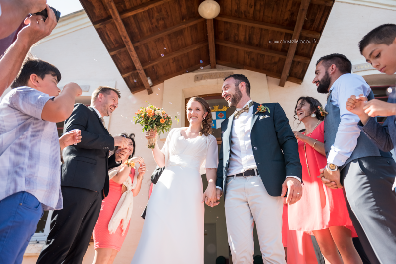 Photo de la sortie de la mairie sous les bulles, mariage fun et coloré aux Arches de la Jinolié dans le Tarn