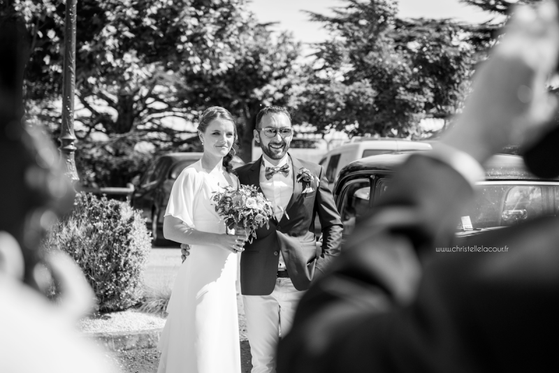 L'arrivée des mariés à la mairie, mariage fun et coloré aux Arches de la Jinolié dans le Tarn