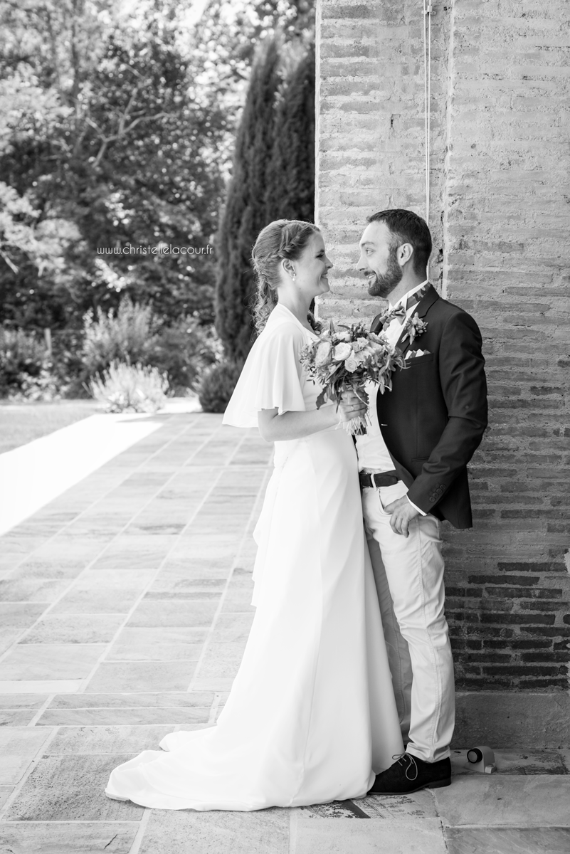 Photos de couple au domaine, mariage fun et coloré aux Arches de la Jinolié dans le Tarn