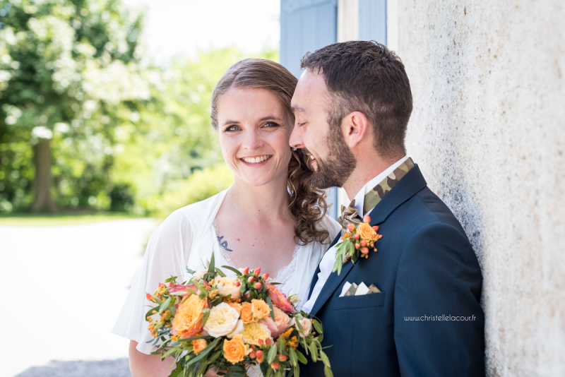 Photo de couple au domaine, mariage fun et coloré aux Arches de la Jinolié dans le Tarn