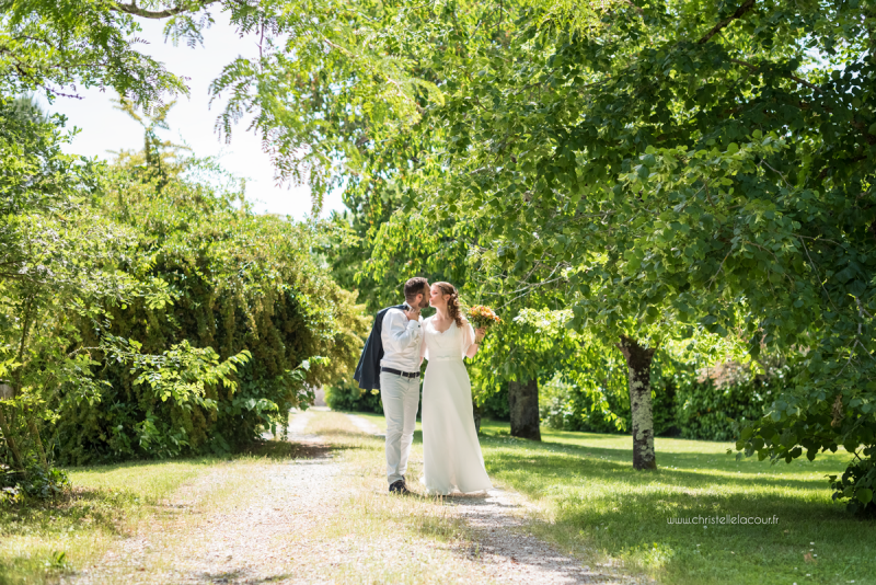 Photo de couple aux Arches de la Jinolié dans le Tarn, mariage fun et coloré