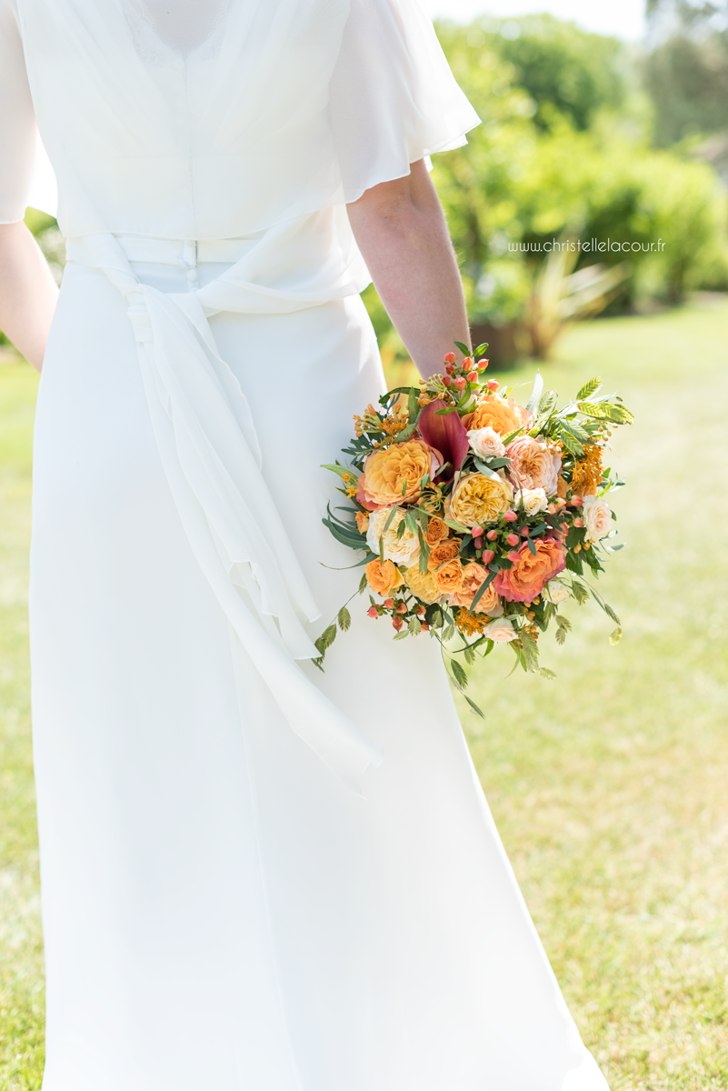 Le bouquet orange de la mariée, mariage fun et coloré aux Arches de la Jinolié dans le Tarn