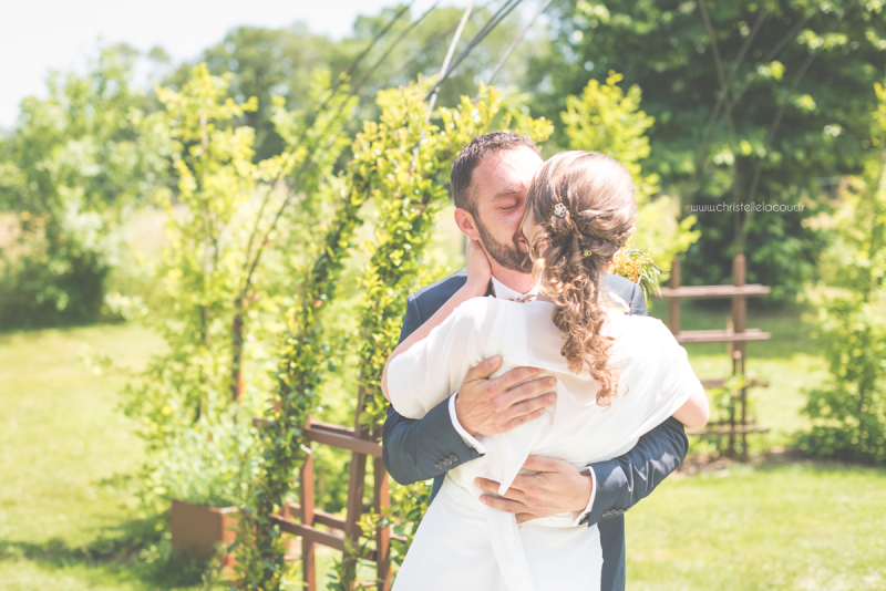 L'émotion du marié en découvrant la mariée, mariage fun et coloré aux Arches de la Jinolié dans le Tarn
