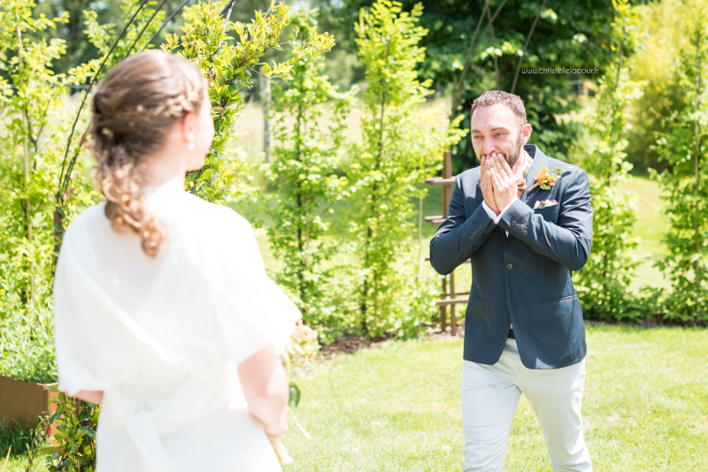 L'émotion du marié en découvrant la mariée, mariage fun et coloré aux Arches de la Jinolié dans le Tarn