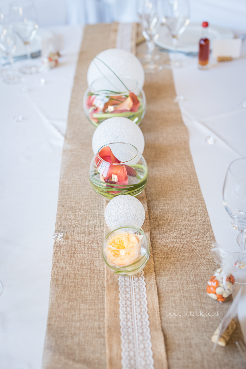 La décoration des tables, orange, blanc, jute et dentelle, mariage fun et coloré aux Arches de la Jinolié dans le Tarn