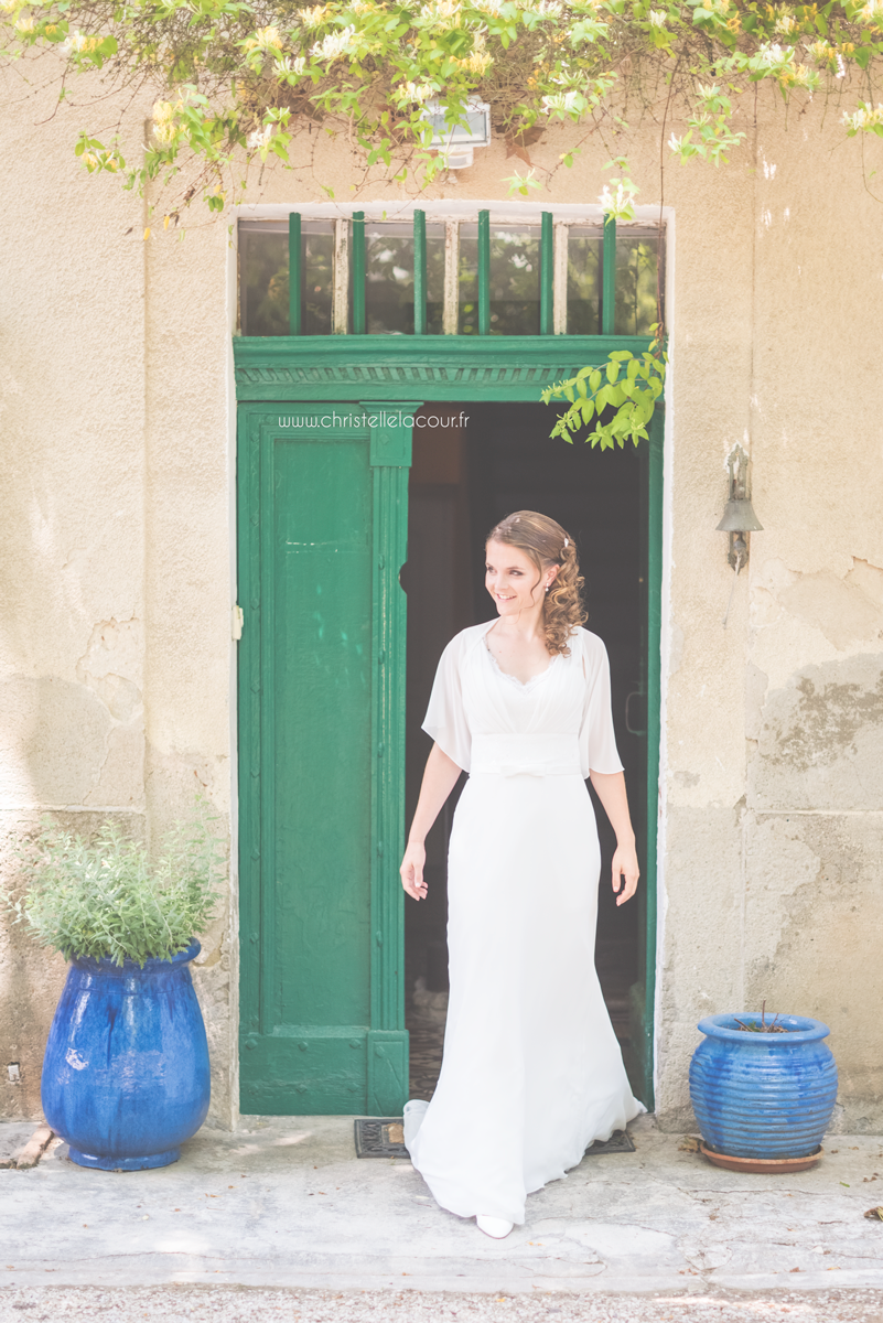 La mariée est prête pour son grand jour, mariage fun et coloré aux Arches de la Jinolié dans le Tarn