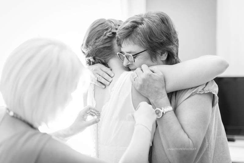 L'émotion de la maman en habillant sa fille, mariage fun et coloré aux Arches de la Jinolié dans le Tarn