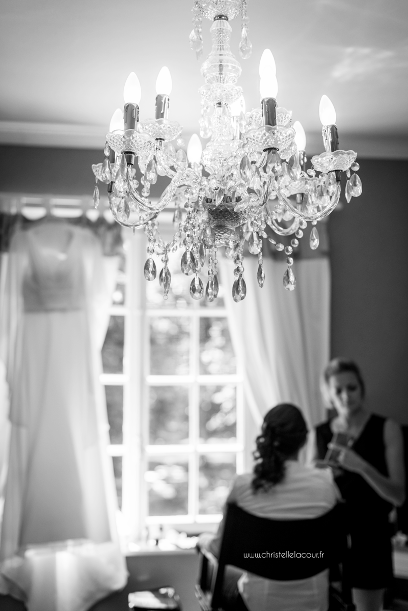 Les préparatifs de la mariée, mariage fun et coloré aux Arches de la Jinolié dans le Tarn