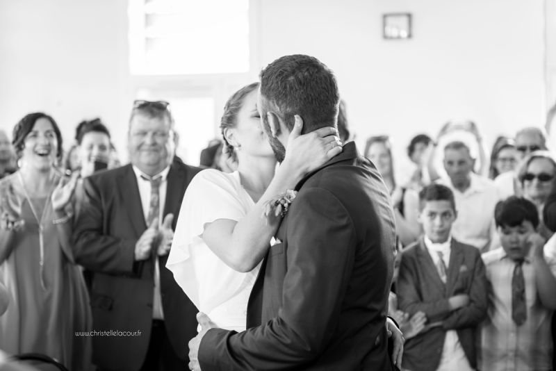 Le bisou des mariés à la mairie, mariage fun et coloré aux Arches de la Jinolié dans le Tarn