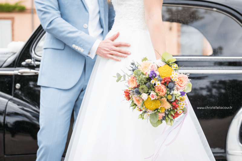 Photographe de mariage à Toulouse au Domaine Beausoleil, le bouquet champêtre et multicolore de la mariée