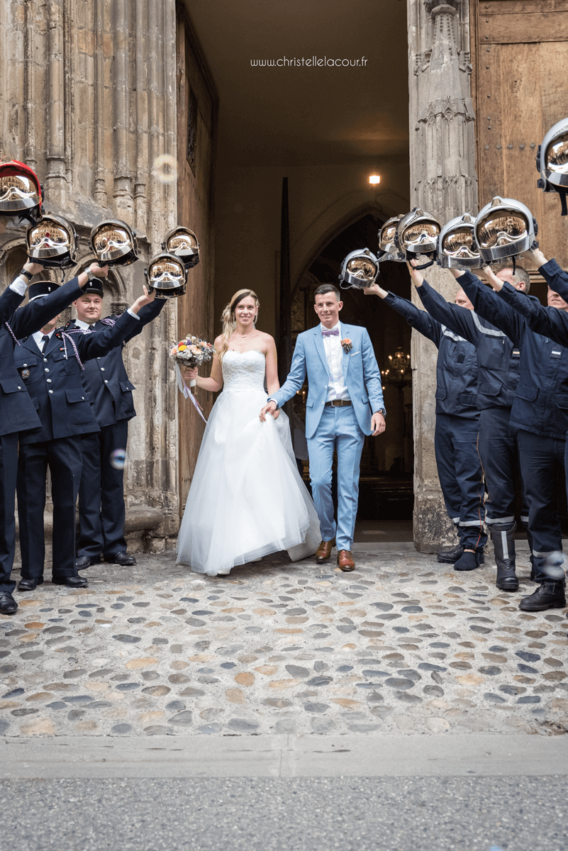 Photographe de mariage à Toulouse, la sortie de l'église sous la haie d'honneur des pompiers