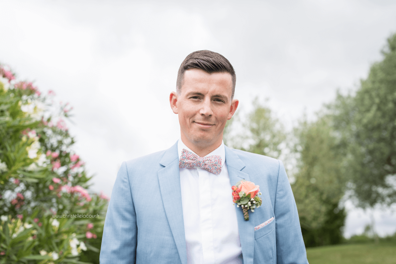 Photographe de mariage à Toulouse au Domaine Beausoleil, le marié au noeud papillon liberty attend la mariée pour la découverte