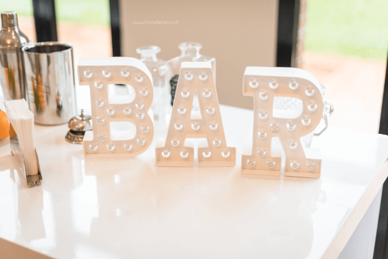 Photographe de mariage à Toulouse au Domaine Beausoleil, la décoration du bar pour la soirée
