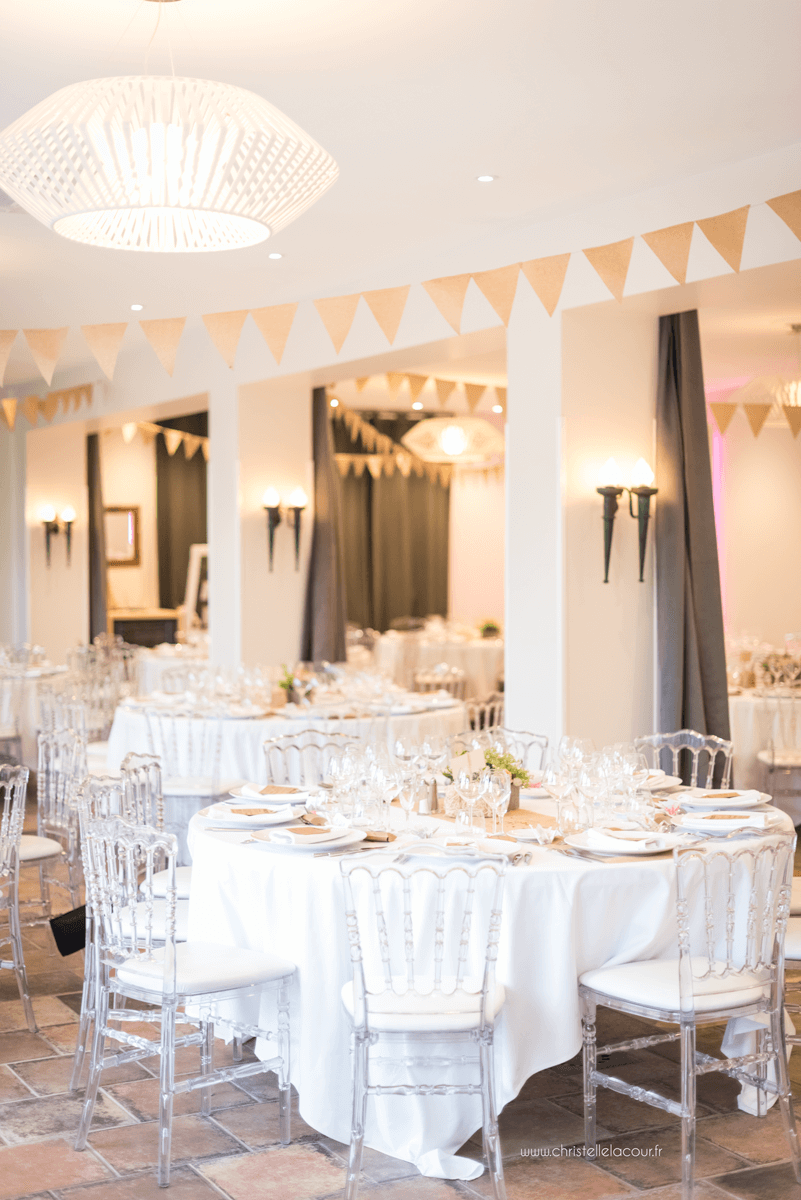 Photographe de mariage à Toulouse au Domaine Beausoleil, la magnifique décoration champêtre en jute de la salle du repas