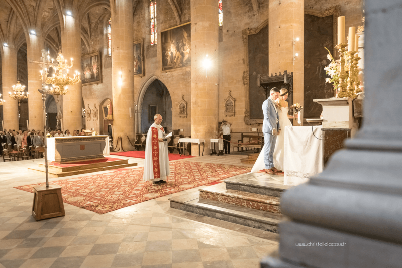 Photographe de mariage à Toulouse au Domaine Beausoleil, le bouquet à la vierge dans l'église de Grenade