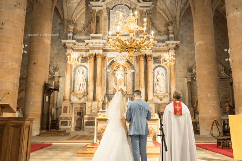 Photographe de mariage à Toulouse au Domaine Beausoleil, lecture de prière des mariés devant l'autel de l'église de Grenade