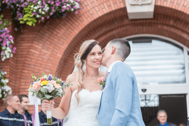 Photographe de mariage à Toulouse au Domaine Beausoleil, la sortie des mariés de la mairie