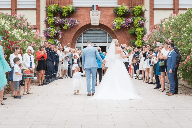 Photographe de mariage à Toulouse au Domaine Beausoleil, l'arrivée des mariés en famille à la mairie