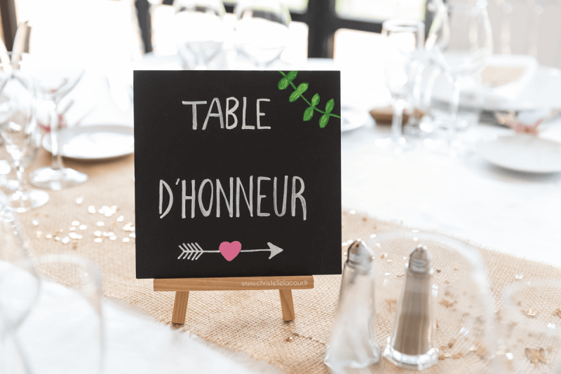 Photographe de mariage à Toulouse au Domaine Beausoleil, tableau en ardoise pour la table d'honneur, décoration champêtre en toile de jute