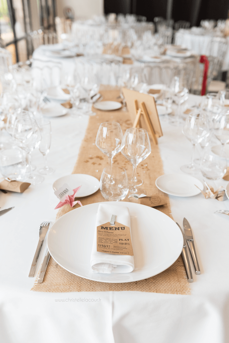 Photographe de mariage à Toulouse au Domaine Beausoleil, la décoration champêtre des tables, en kraft, toile de jute et origami