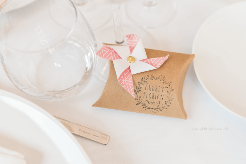 Photographe de mariage à Toulouse au Domaine Beausoleil, les cadeaux des invités, petit paquet cartonné et moulin en origami vert d'eau et rose