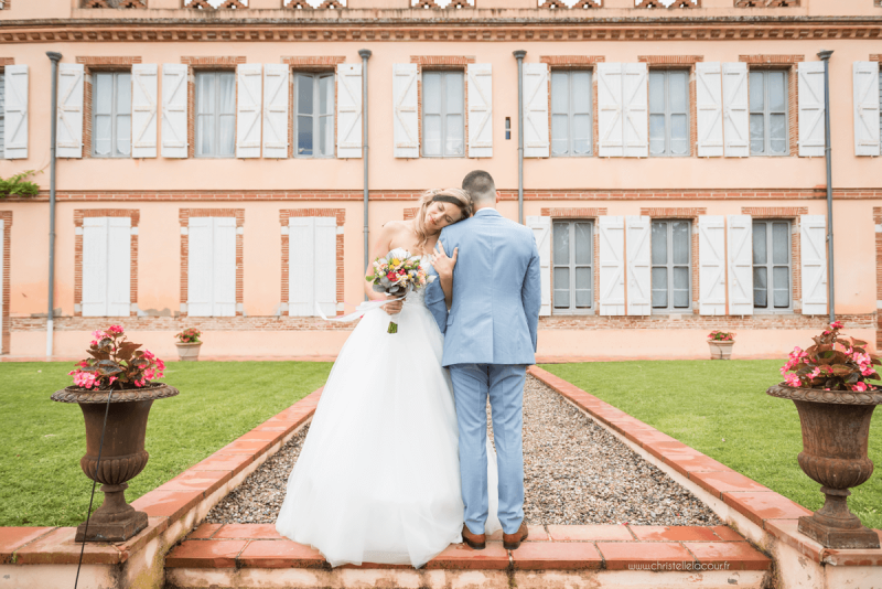 Photographe de mariage à Toulouse au Domaine Beausoleil, la séance de couple dans le parc du domaine, pause tendresse devant le château