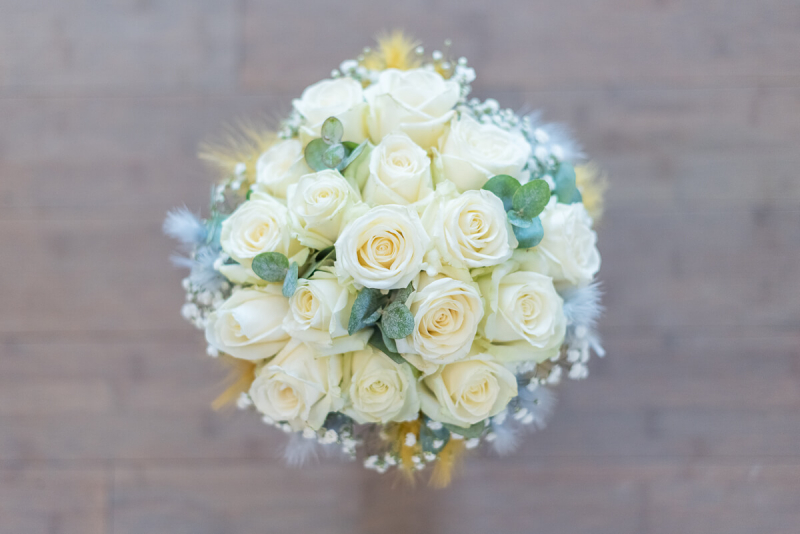Photographe de mariage à Toulouse au Manoir du Prince Christelle Lacour Photographe, le bouquet de roses blanches de la mariée