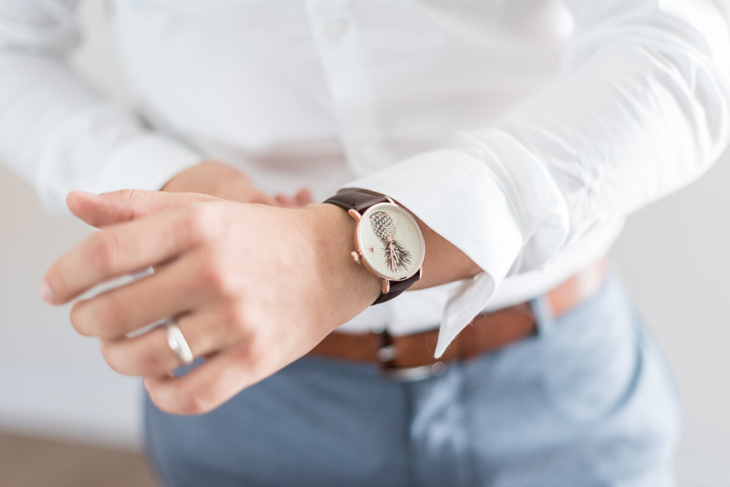 Photographe de mariage à Toulouse au Manoir du Prince Christelle Lacour Photographe, l'habillage du marié