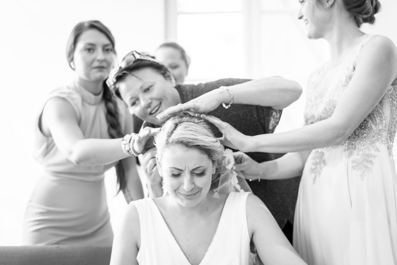 Photographe de mariage à Toulouse au Manoir du Prince Christelle Lacour Photographe, l'accrochage du voile