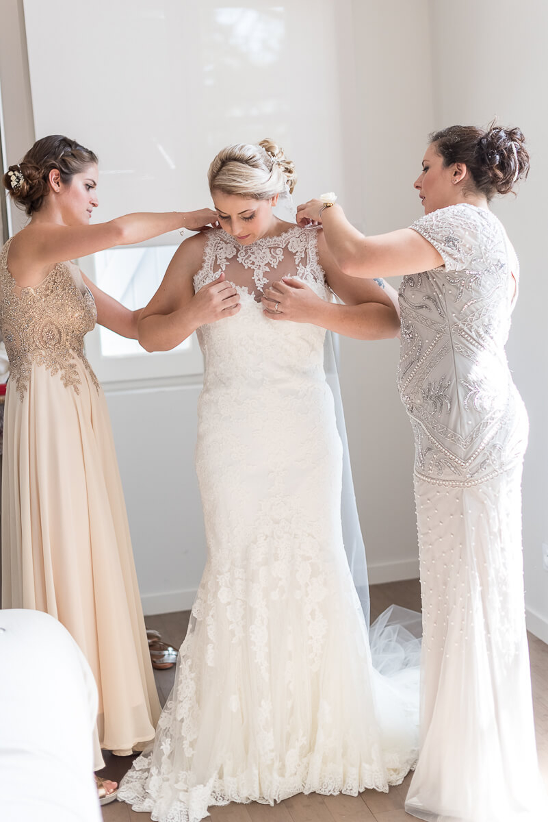 Photographe de mariage à Toulouse au Manoir du Prince Christelle Lacour Photographe, l'habillage de la mariée