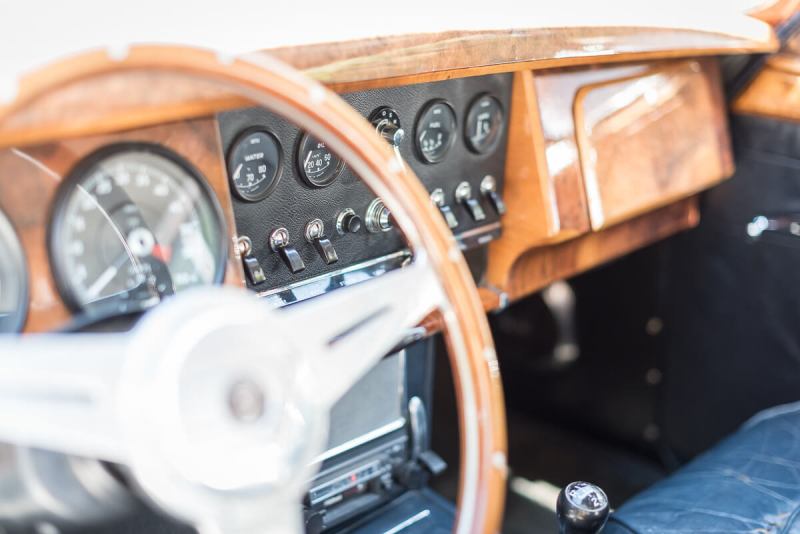 Photographe de mariage à Toulouse au Manoir du Prince Christelle Lacour Photographe, voiture ancienne