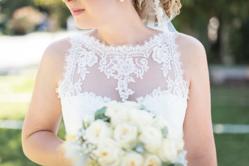Photographe de mariage à Toulouse au Manoir du Prince Christelle Lacour Photographe, le décolleté en dentelle de la mariée