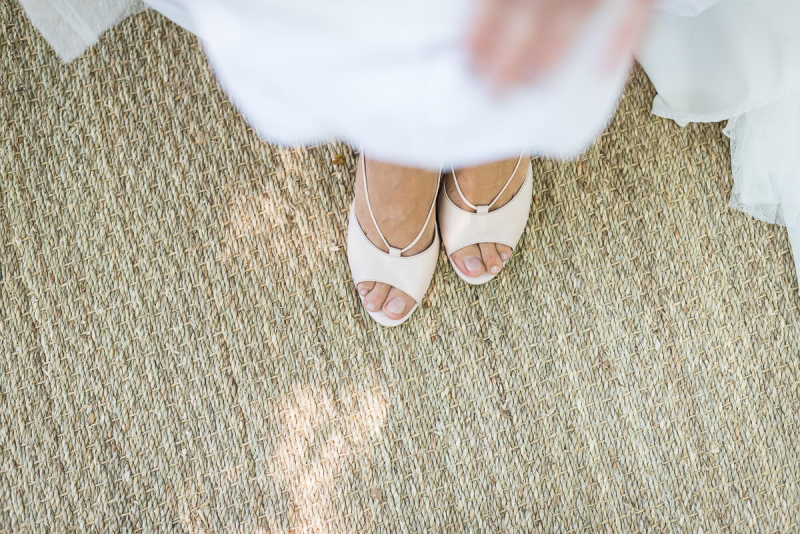Les chaussures rose nude de la mariée, préparatifs dans les bois, Christelle Lacour Photographe