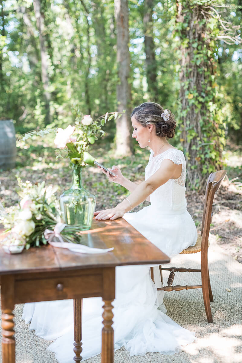Préparatifs de la mariée dans les bois dans le Tarn, décor rustique vintage, Christelle Lacour Photographe