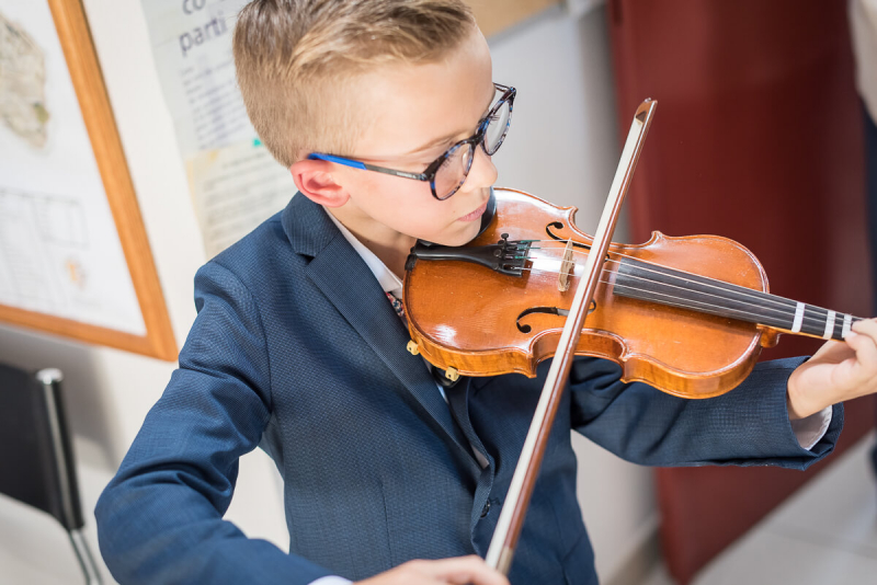 Arrivée des mariés en musique à la mairie dans le Tarn, Christelle Lacour Photographe