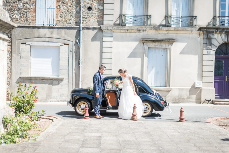 Arrivée des mariés à l'église près de Lavaur en traction, Christelle Lacour Photographe