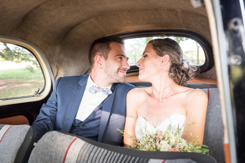 Départ des mariés en traction, mariage champêtre au Château La Guiraude à Lavaur dans le Tarn, Christelle Lacour Photographe
