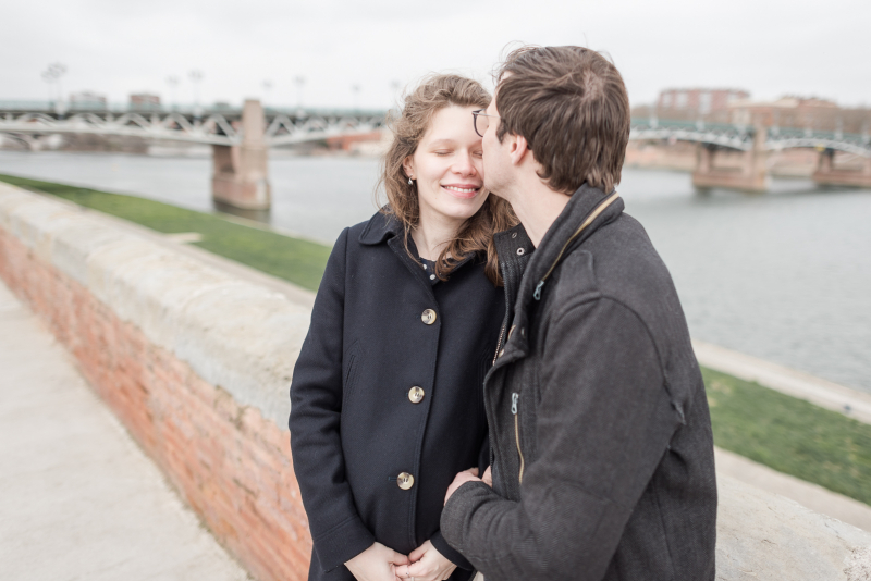 Photo de grossesse devant le dôme de la Grave à Toulouse